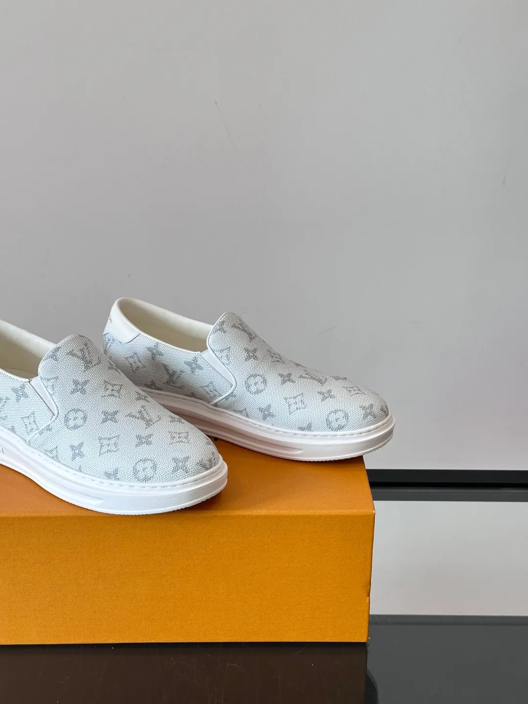 Men's shoes 💰p360 "LOUIS VUITTO＊" Classic presbyopic slip-on loafers are made of classic Damier Gra men's shoes 💰phite canvas, with LV logo embellishment on the shoe body, leather straps decorated with LV metal logo buckles, smooth calf leather trim, and Monogram flower rubber outsole, full of youthful vitality and elegance. Blake craftsmanship and hand-stitched uppers cleverly establish recognition, and the standard sheepskin lining provides a comfortable and soft foot feel! Size: 38-44